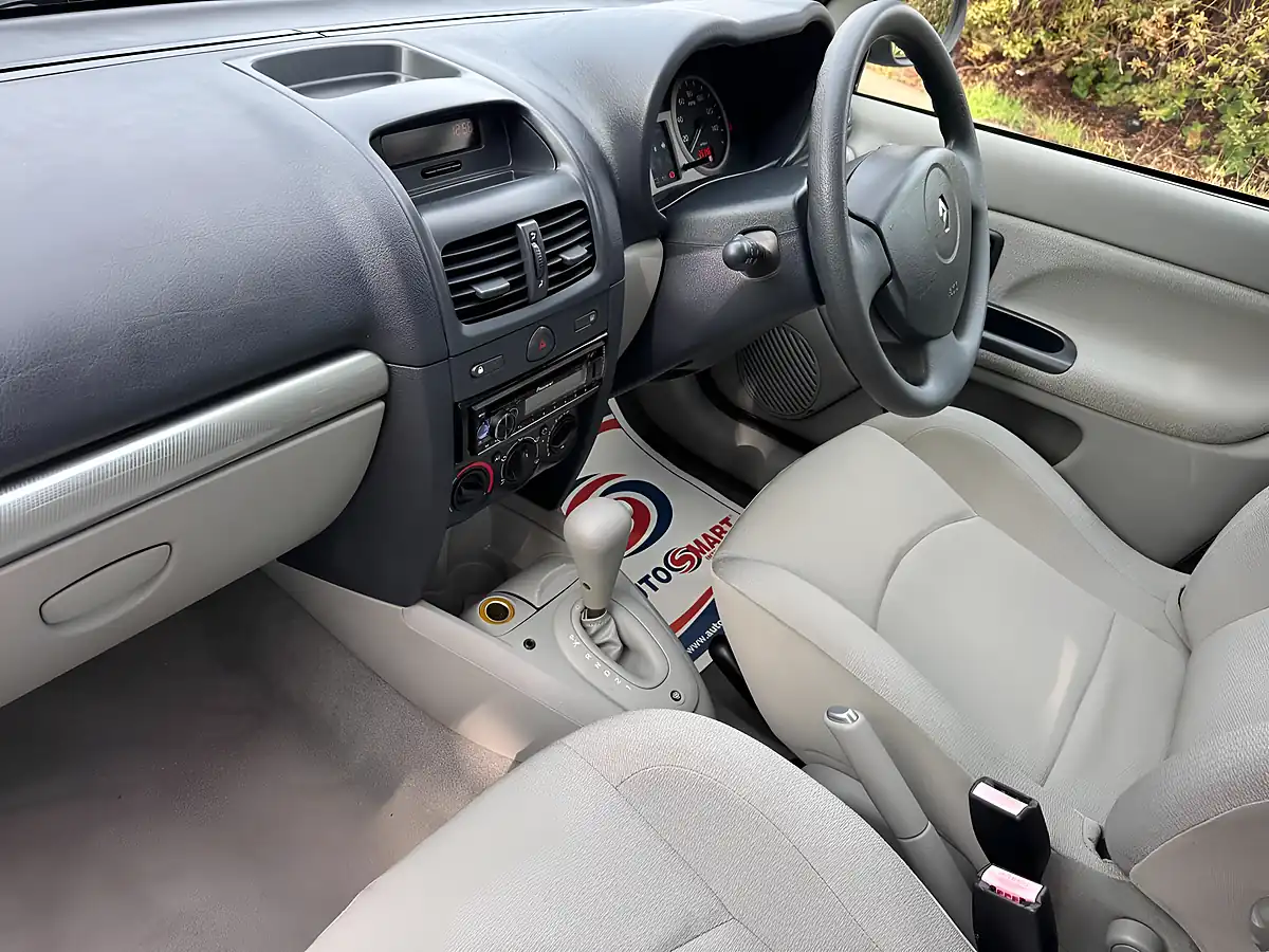 Used 2001 Renault Clio Privilege Silver - Interior and Exterior details 12