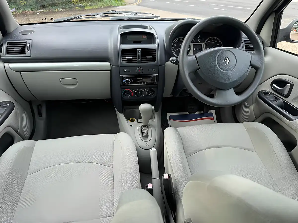 Used 2001 Renault Clio Privilege Silver - Interior and Exterior details 13