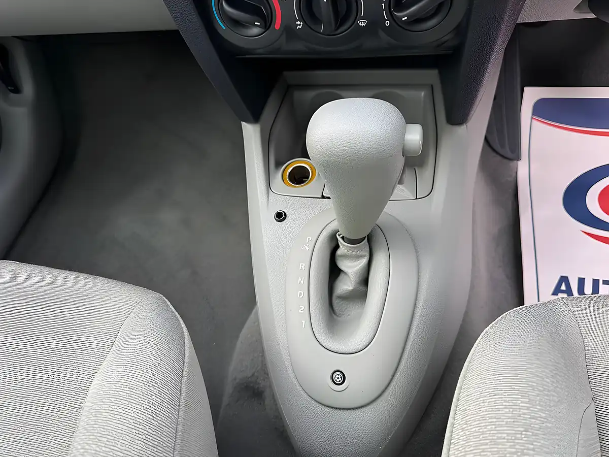 Used 2001 Renault Clio Privilege Silver - Interior and Exterior details 15
