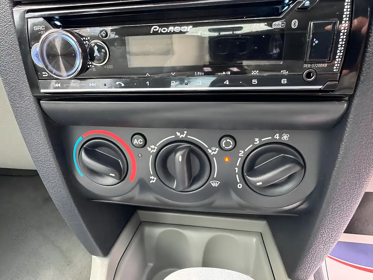Used 2001 Renault Clio Privilege Silver - Interior and Exterior details 16