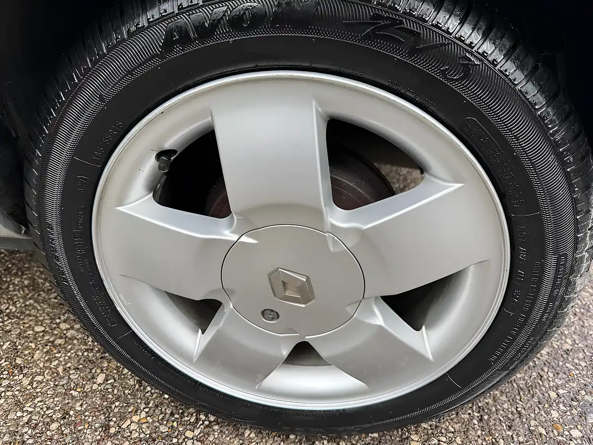 Used 2001 Renault Clio Privilege Silver - Interior and Exterior details 17