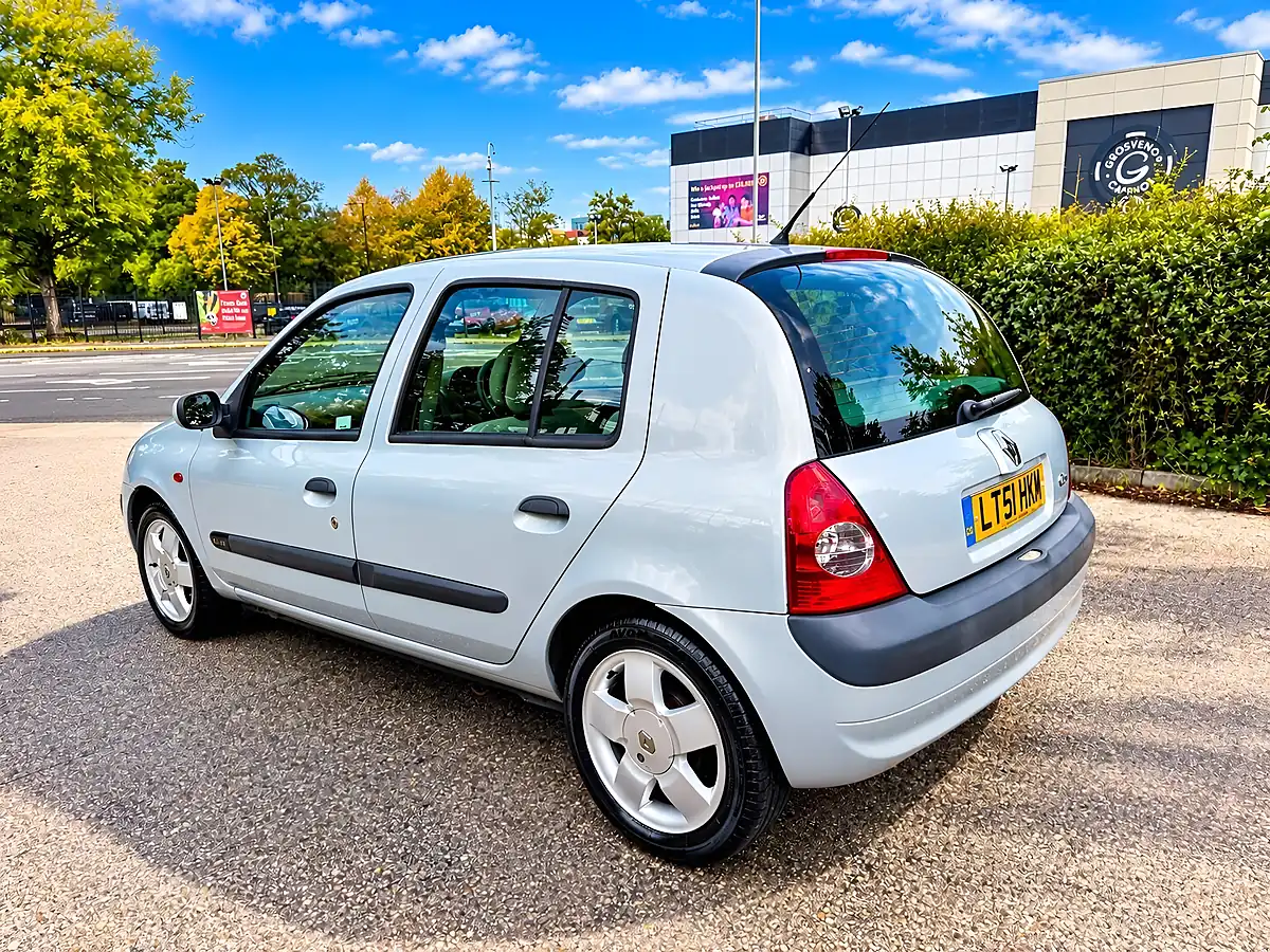 Used 2001 Renault Clio Privilege Silver - Interior and Exterior details 3