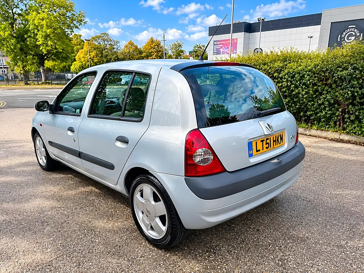Used 2001 Renault Clio Privilege Silver - Interior and Exterior details 5