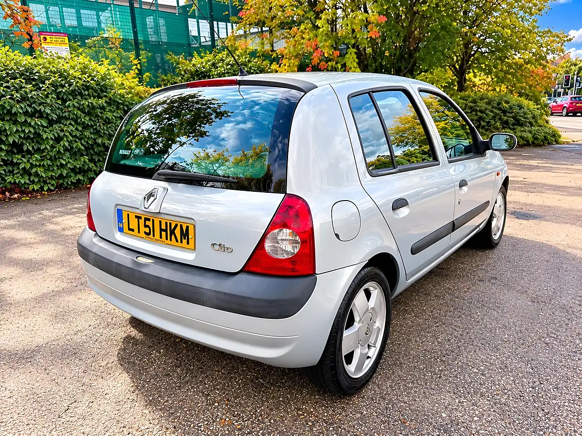 Used 2001 Renault Clio Privilege Silver - Interior and Exterior details 7