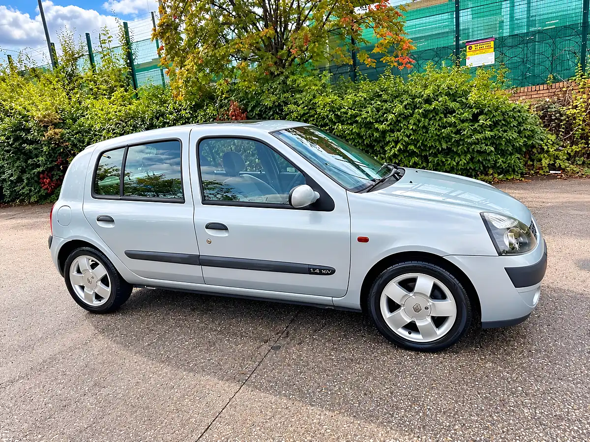 Used 2001 Renault Clio Privilege Silver - Interior and Exterior details 8