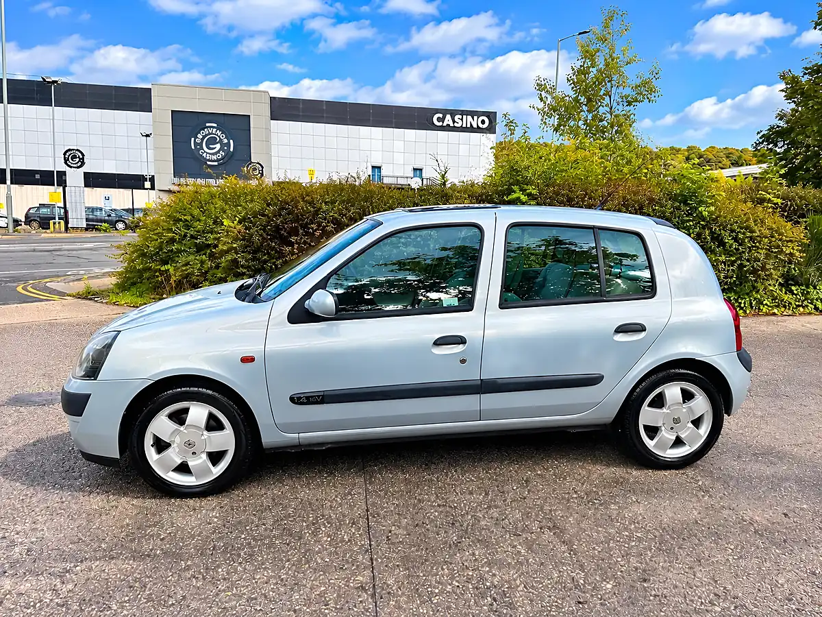 Used 2001 Renault Clio Privilege Silver - Interior and Exterior details 9
