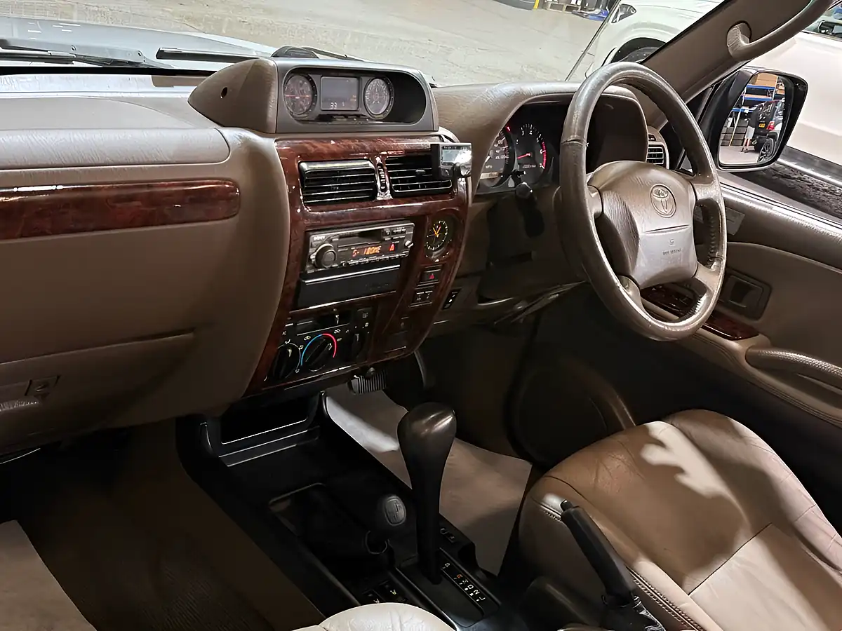 Used 2001 Toyota Land Cruiser Vx Silver - Interior and Exterior details 10