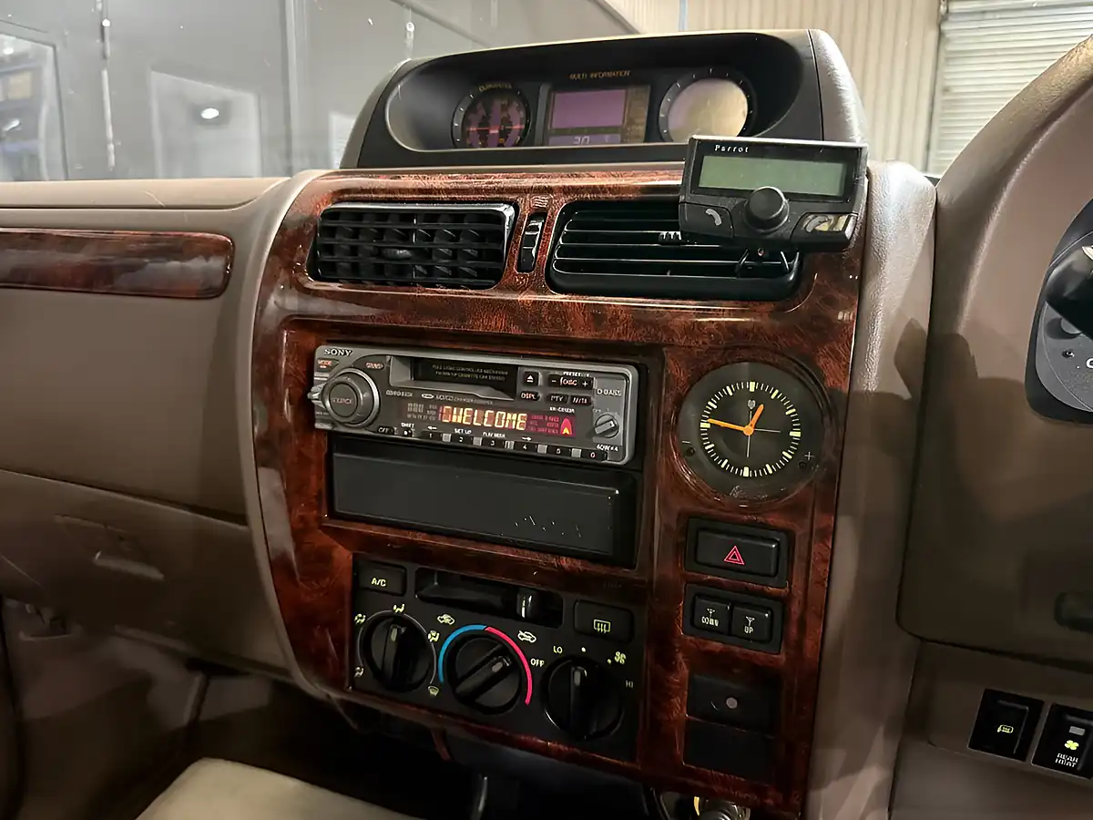 Used 2001 Toyota Land Cruiser Vx Silver - Interior and Exterior details 11
