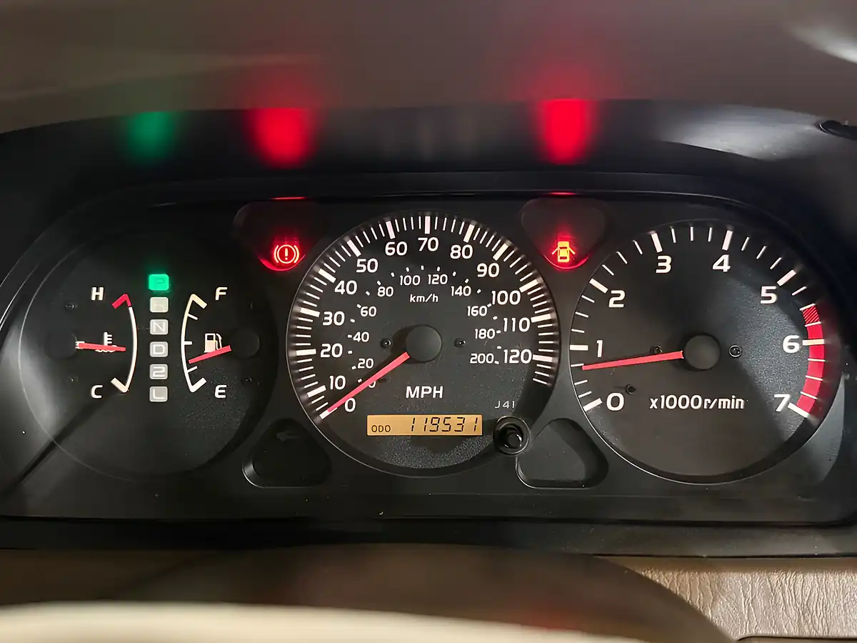 Used 2001 Toyota Land Cruiser Vx Silver - Interior and Exterior details 13