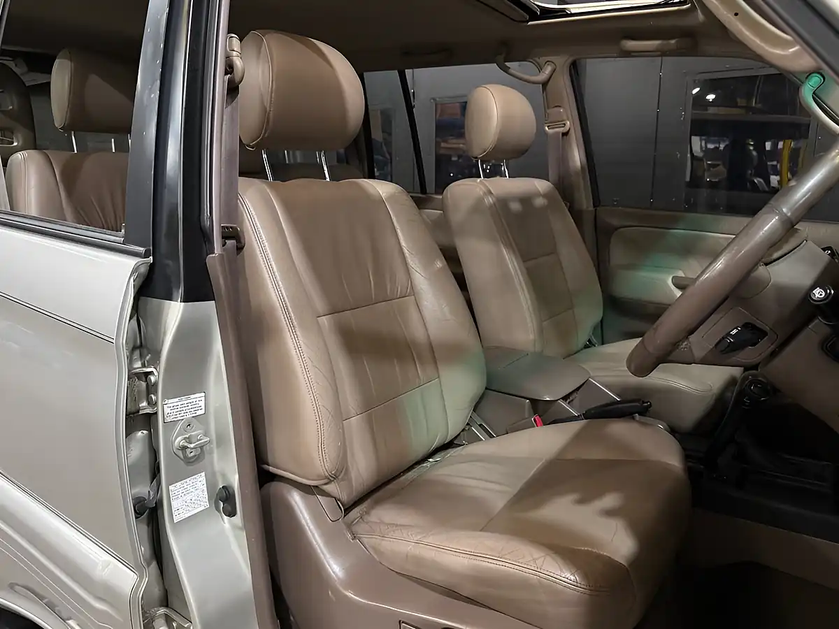 Used 2001 Toyota Land Cruiser Vx Silver - Interior and Exterior details 14