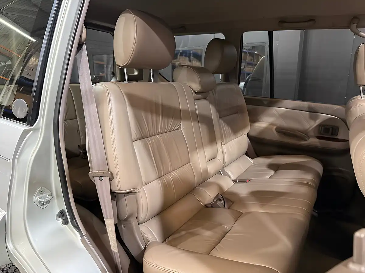 Used 2001 Toyota Land Cruiser Vx Silver - Interior and Exterior details 18