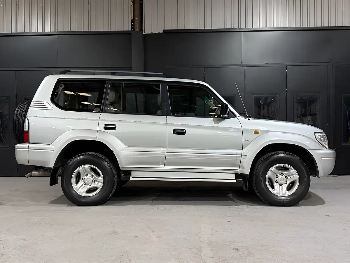 Used 2001 Toyota Land Cruiser Vx Silver - Interior and Exterior details 4
