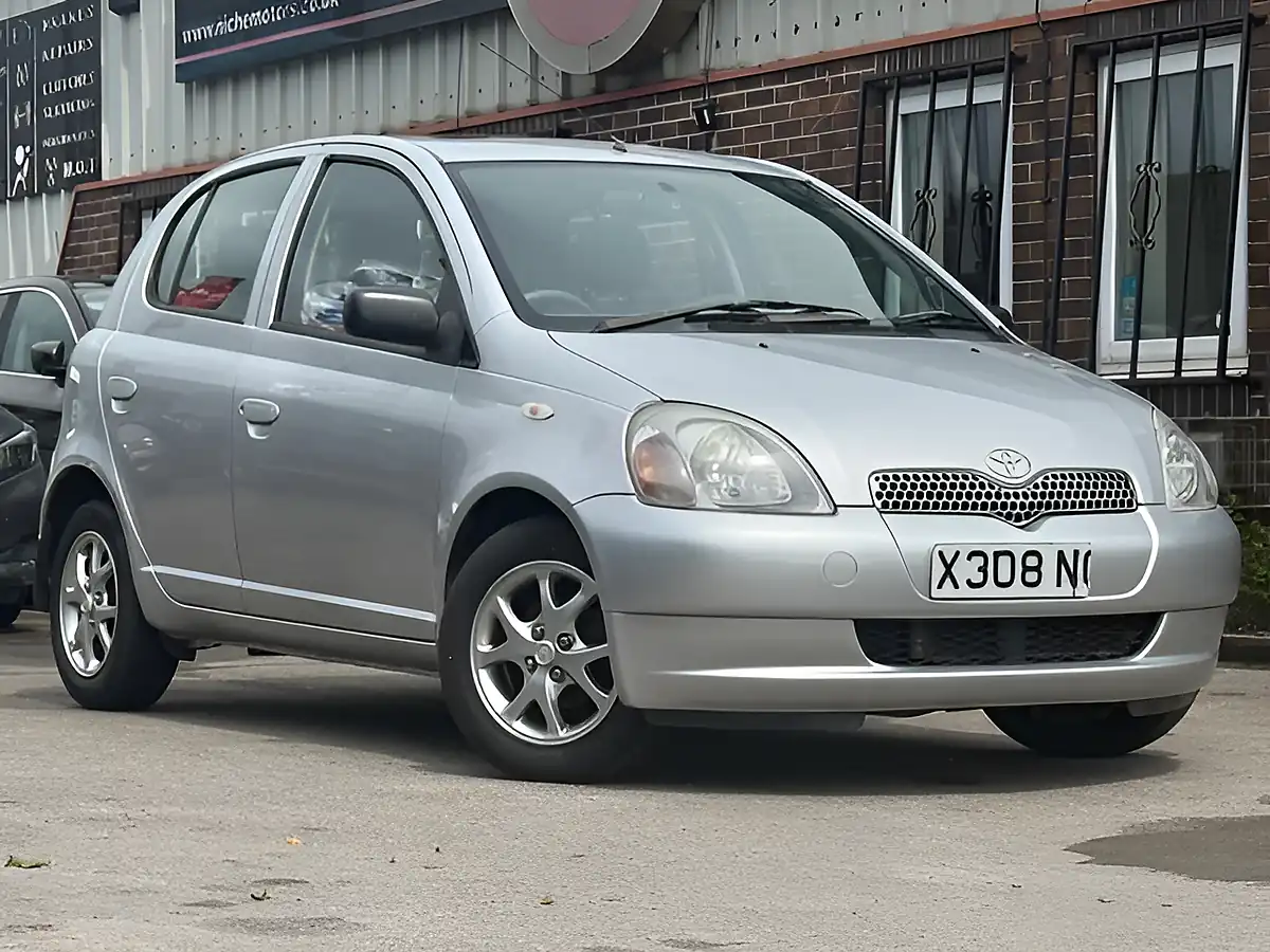 Used 2001 Toyota Yaris Cdx Silver - Front View