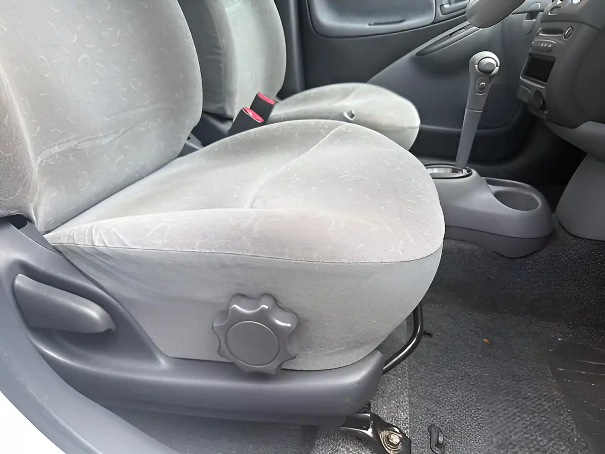 Used 2001 Toyota Yaris Cdx Silver - Interior and Exterior details 11