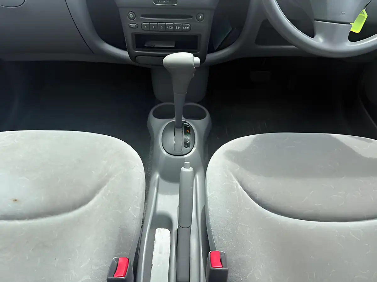 Used 2001 Toyota Yaris Cdx Silver - Interior and Exterior details 13