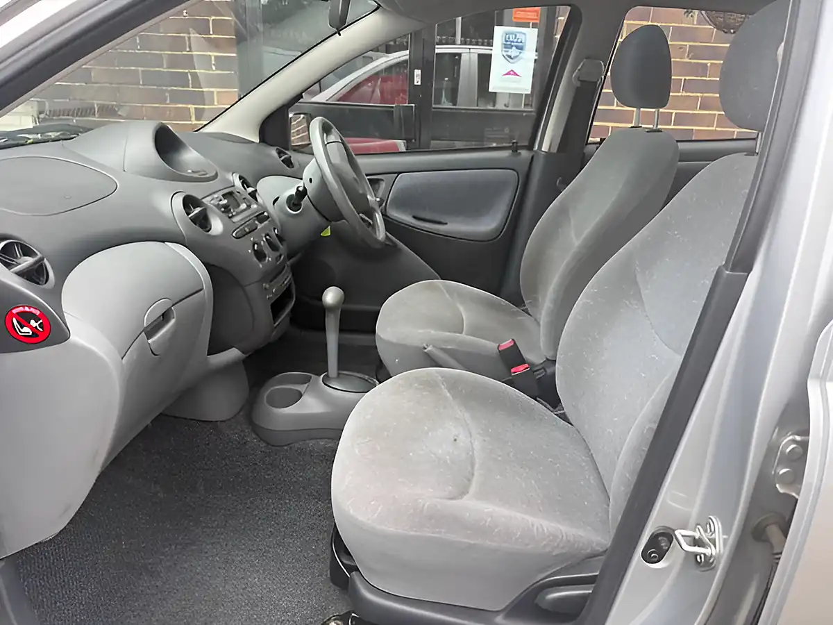 Used 2001 Toyota Yaris Cdx Silver - Interior and Exterior details 14