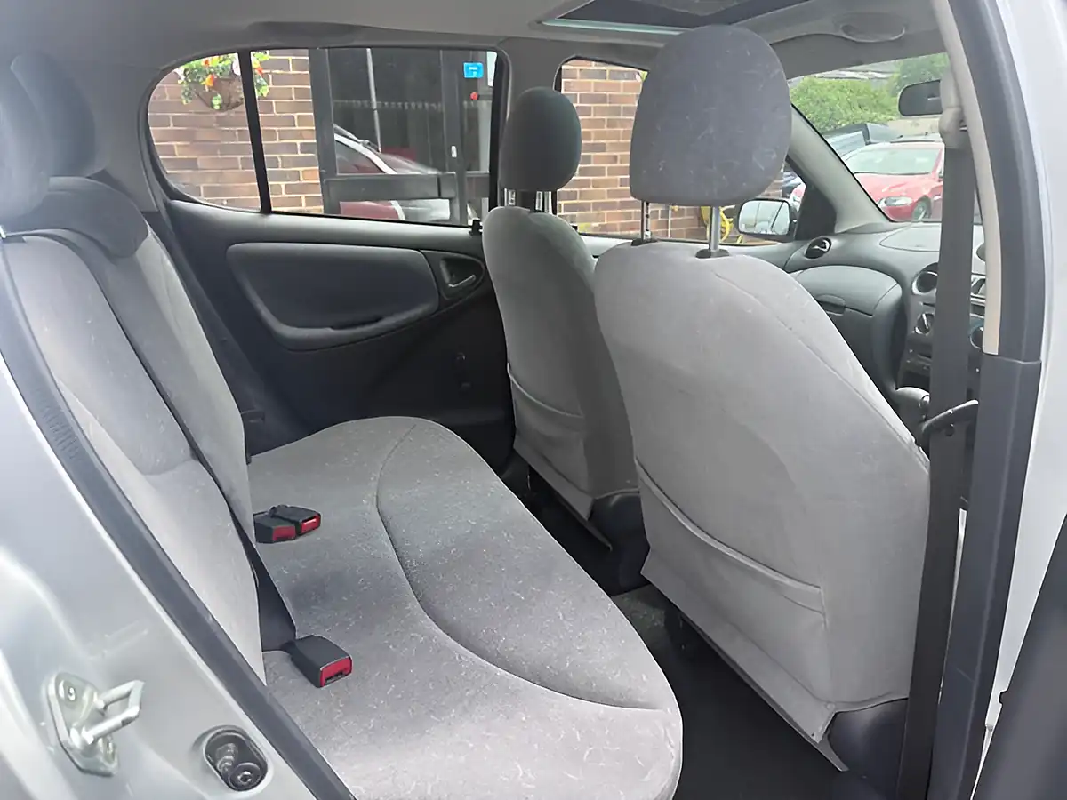 Used 2001 Toyota Yaris Cdx Silver - Interior and Exterior details 17