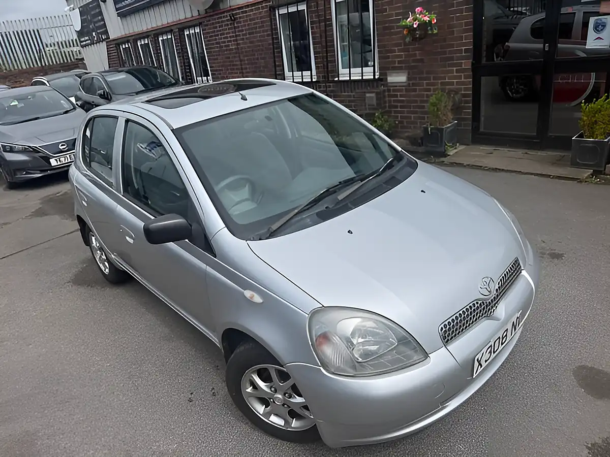 Used 2001 Toyota Yaris Cdx Silver - Interior and Exterior details 18