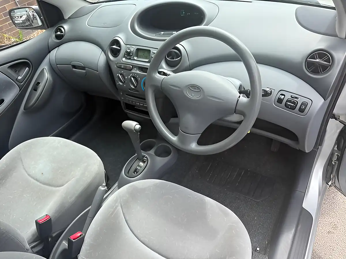 Used 2001 Toyota Yaris Cdx Silver - Interior and Exterior details 3