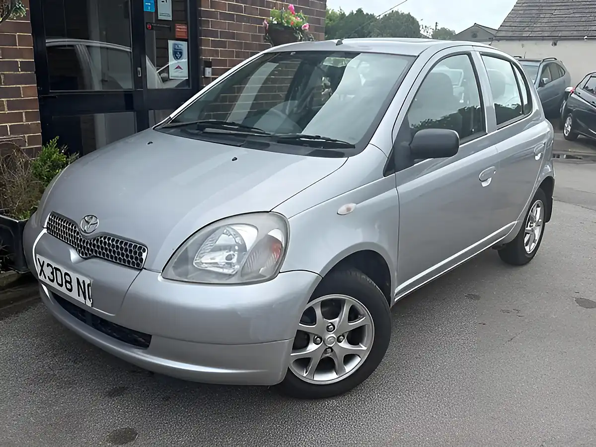 Used 2001 Toyota Yaris Cdx Silver - Interior and Exterior details 4