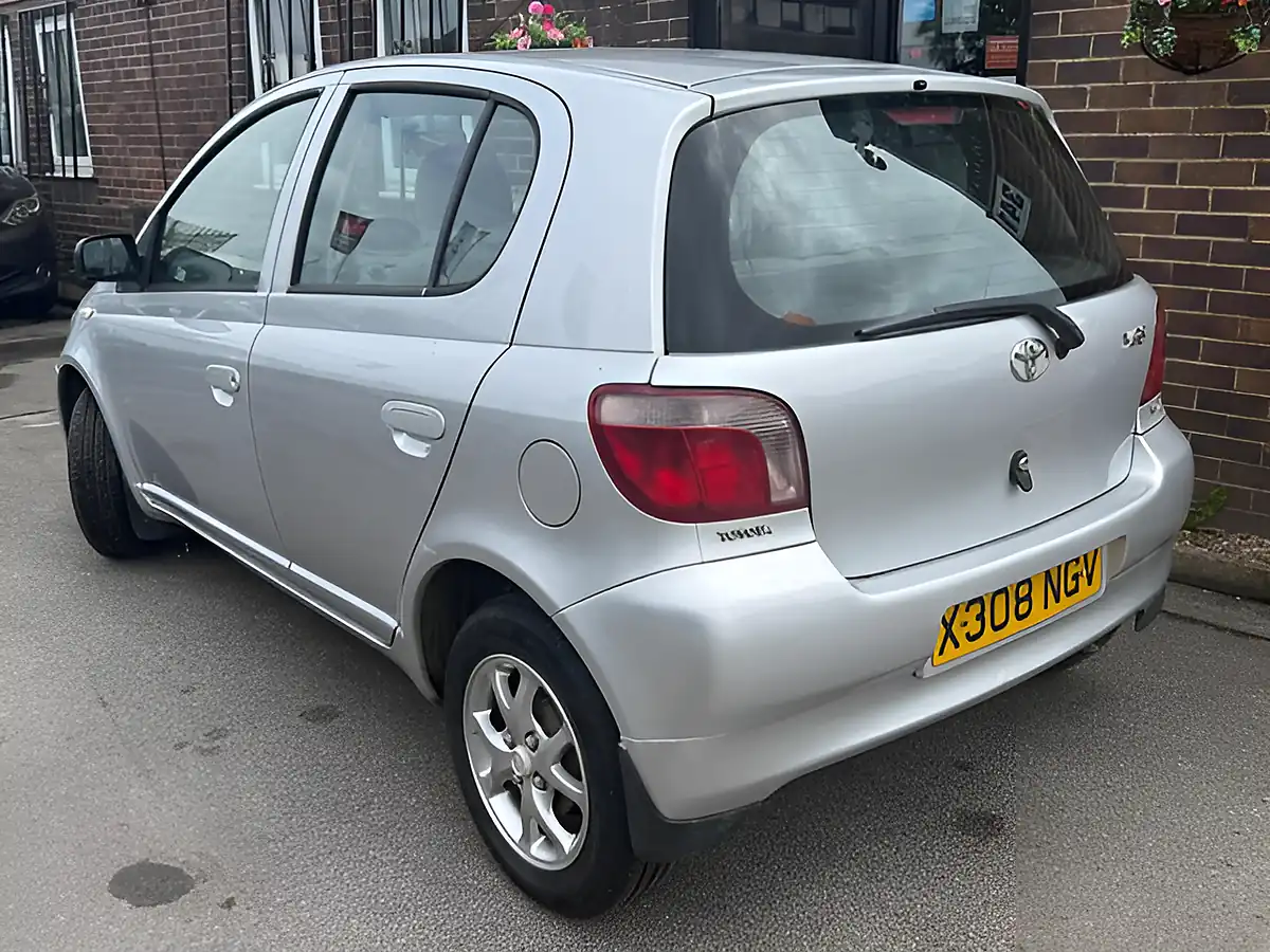 Used 2001 Toyota Yaris Cdx Silver - Interior and Exterior details 5