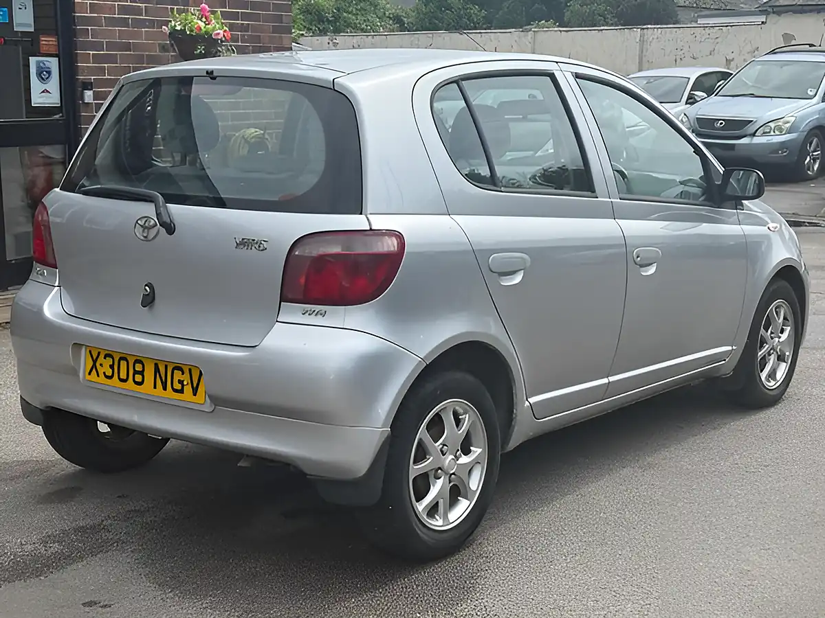 Used 2001 Toyota Yaris Cdx Silver - Interior and Exterior details 6