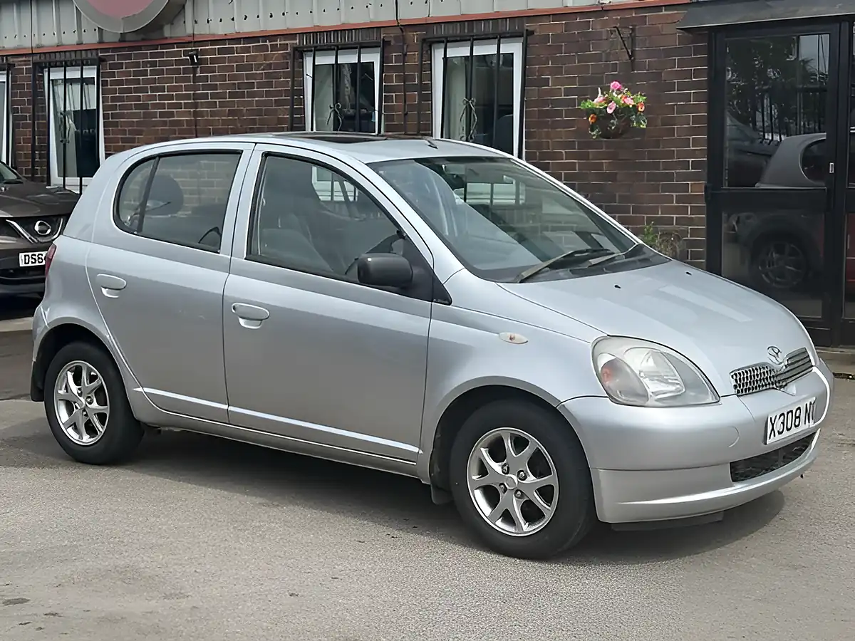 Used 2001 Toyota Yaris Cdx Silver - Interior and Exterior details 7