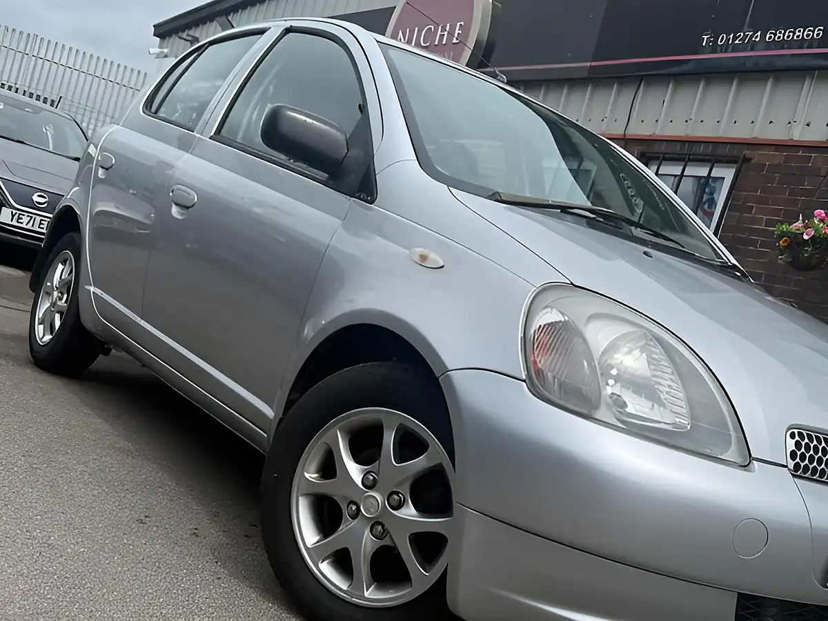 Used 2001 Toyota Yaris Cdx Silver - Interior and Exterior details 8