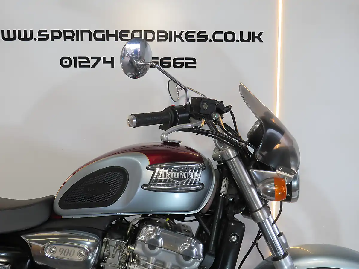 Used 2001 Triumph Thunderbird 900 Red & Silver - Interior and Exterior details 11