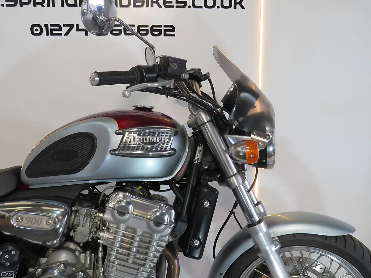 Used 2001 Triumph Thunderbird 900 Red & Silver - Interior and Exterior details 12