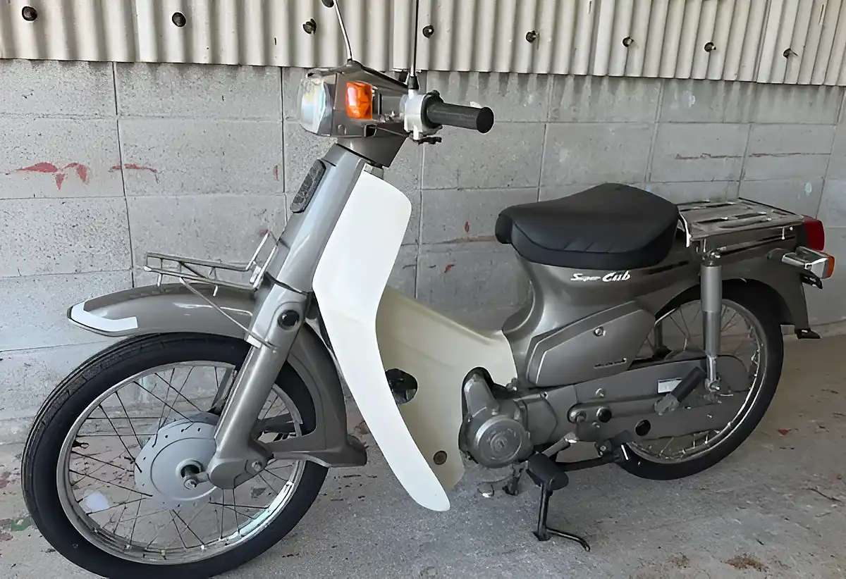 Used 2002 Honda C90 Custom Silver - Interior and Exterior details 7