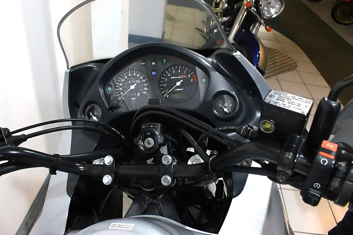 Used 2002 Honda XL650V Transalp Silver - Interior and Exterior details 8