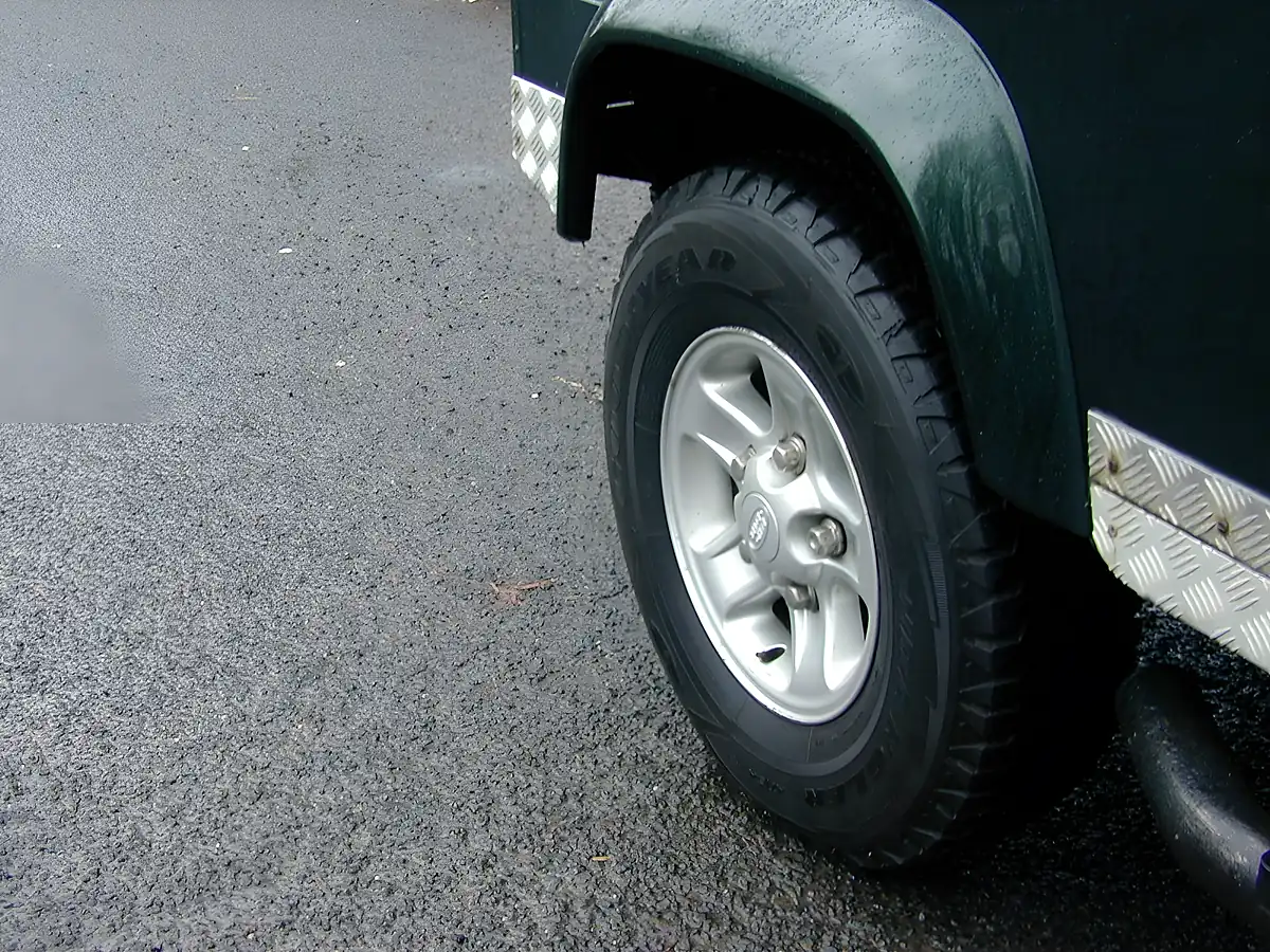 Used 2002 Land Rover Defender 90 County Spec Green - Interior and Exterior details 11