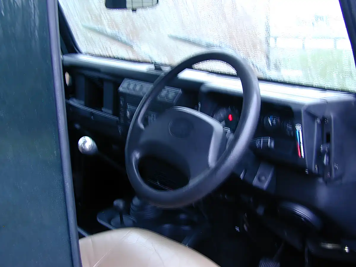 Used 2002 Land Rover Defender 90 County Spec Green - Interior and Exterior details 18