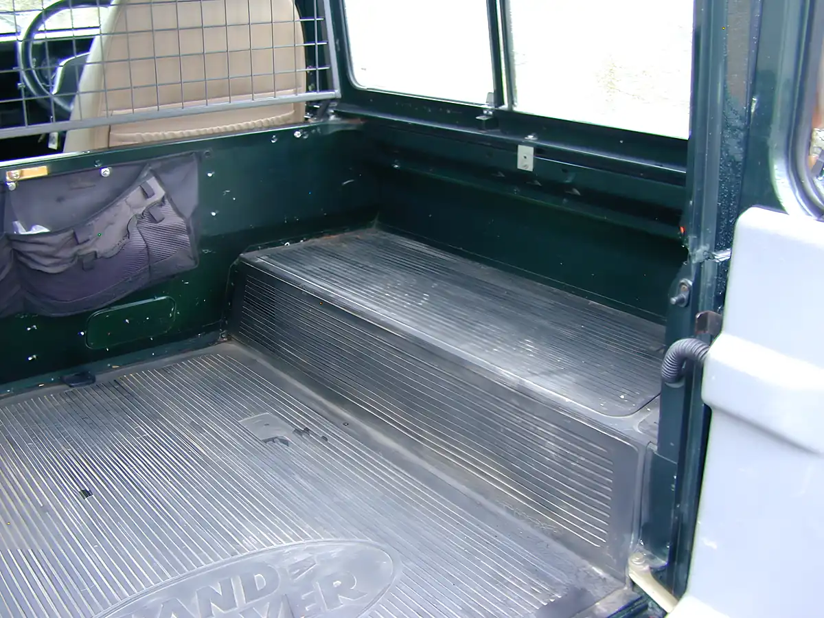 Used 2002 Land Rover Defender 90 County Spec Green - Interior and Exterior details 20