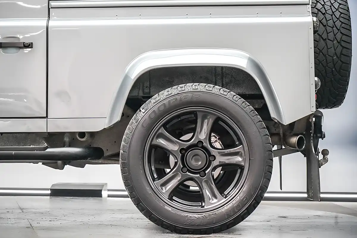 Used 2002 Land Rover Defender County Silver - Interior and Exterior details 11
