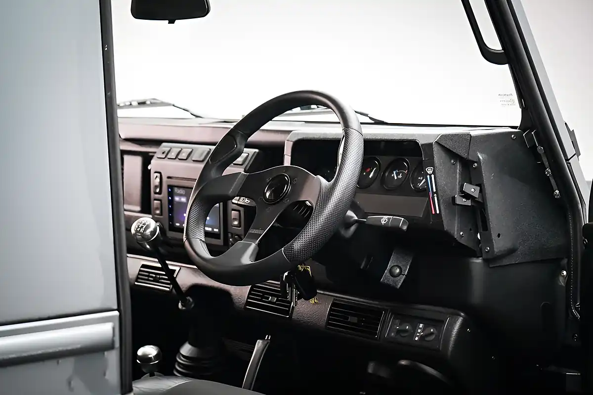 Used 2002 Land Rover Defender County Silver - Interior and Exterior details 15