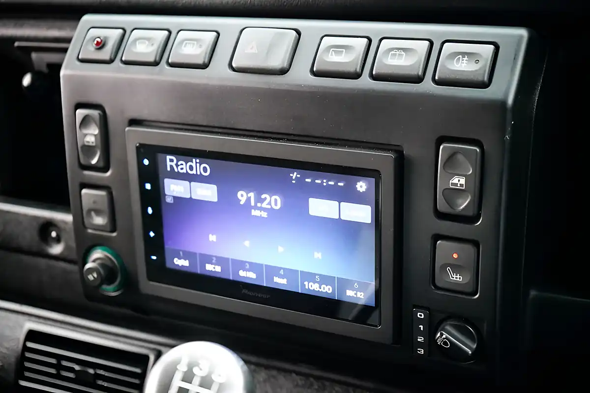 Used 2002 Land Rover Defender County Silver - Interior and Exterior details 17