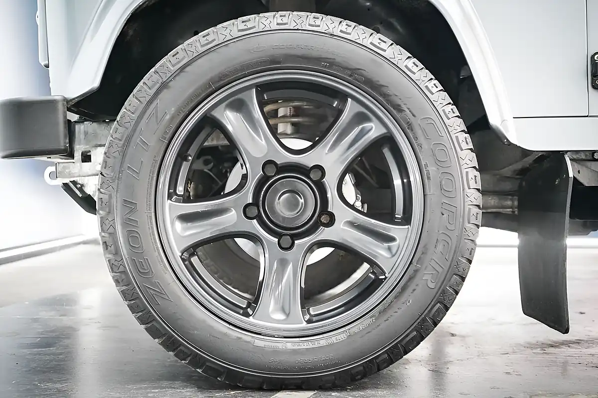 Used 2002 Land Rover Defender County Silver - Interior and Exterior details 19