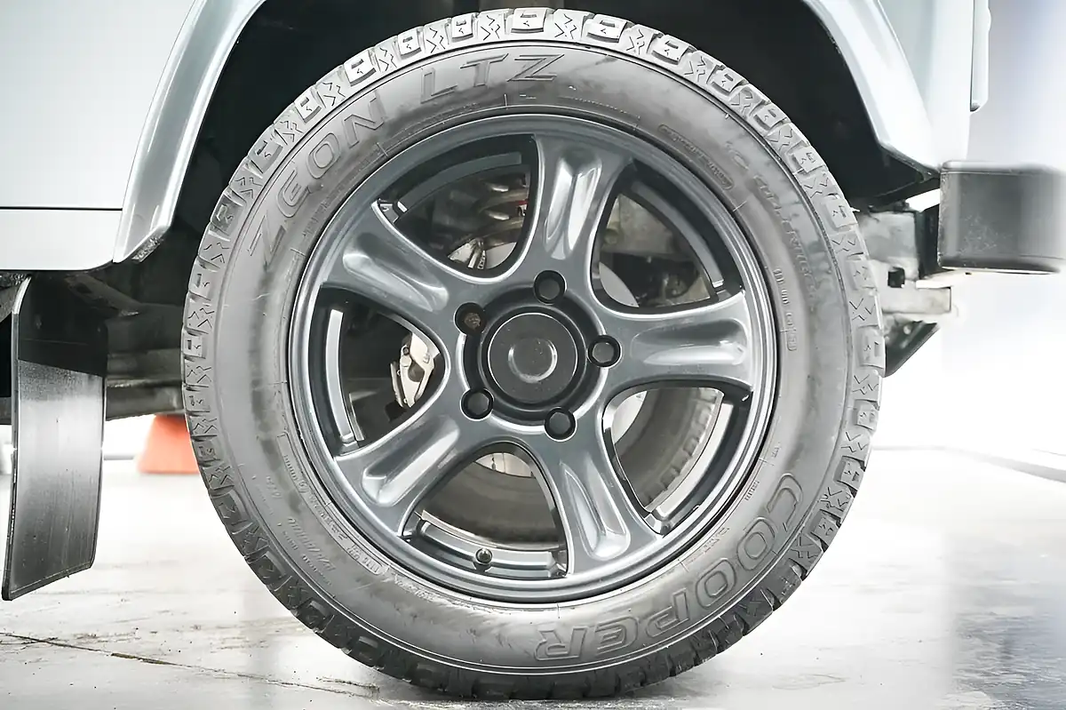 Used 2002 Land Rover Defender County Silver - Interior and Exterior details 20