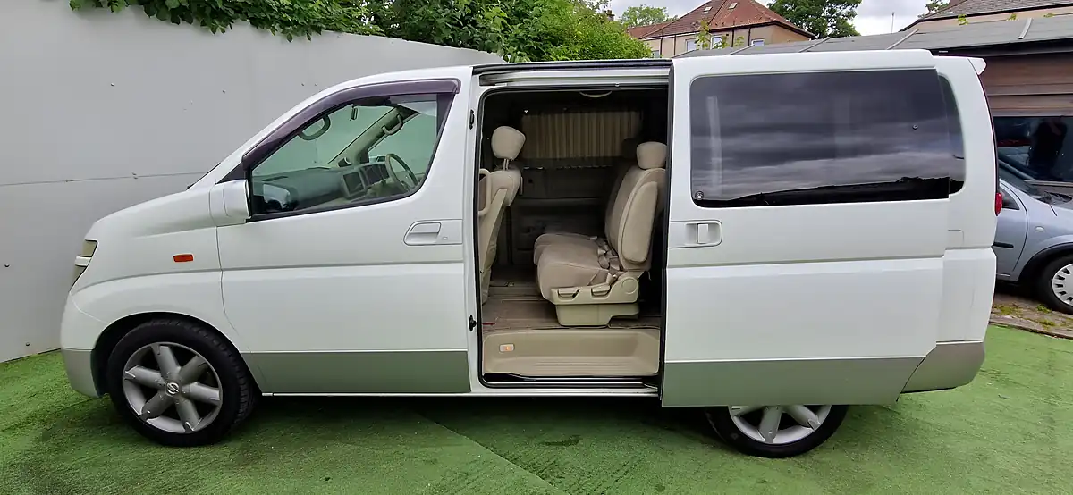 Used 2002 Nissan Elgrand White and Silver - Interior and Exterior details 10