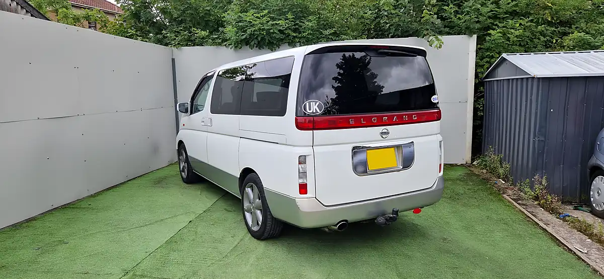 Used 2002 Nissan Elgrand White and Silver - Interior and Exterior details 13