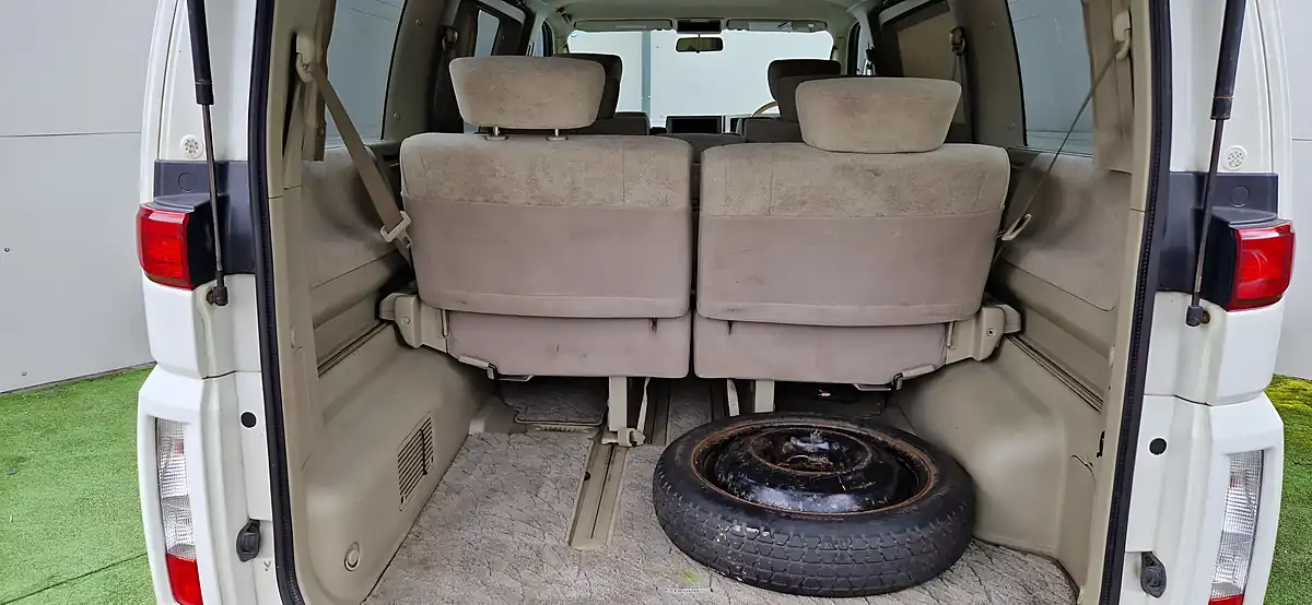 Used 2002 Nissan Elgrand White and Silver - Interior and Exterior details 15