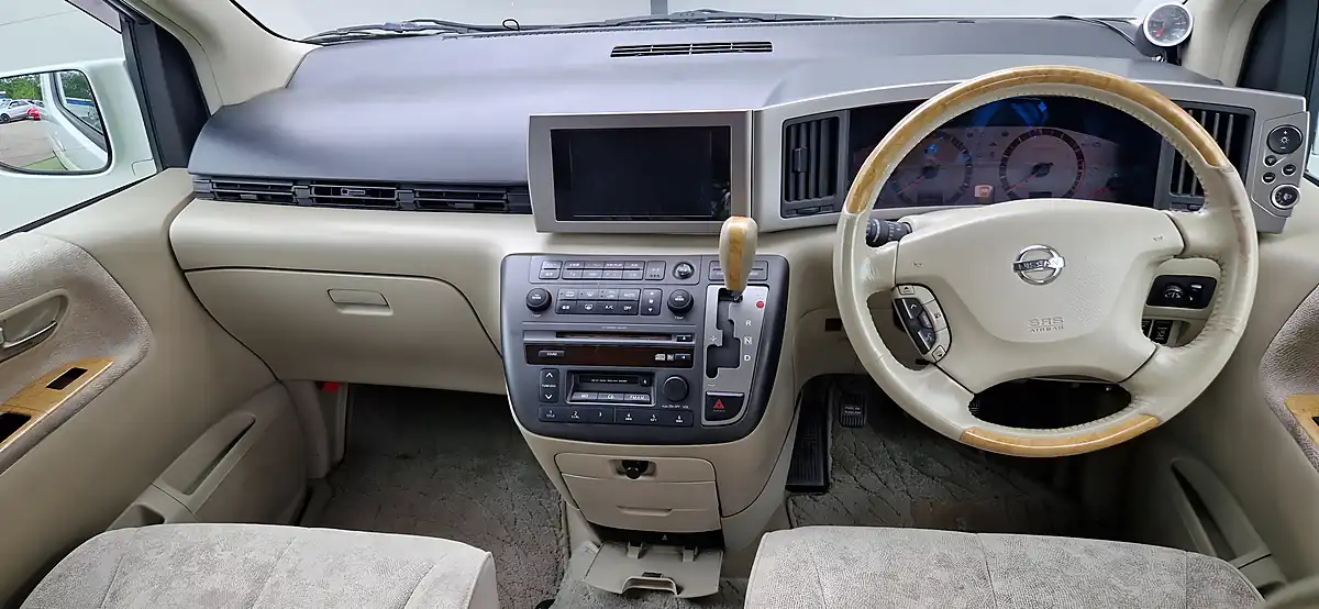 Used 2002 Nissan Elgrand White and Silver - Interior and Exterior details 16