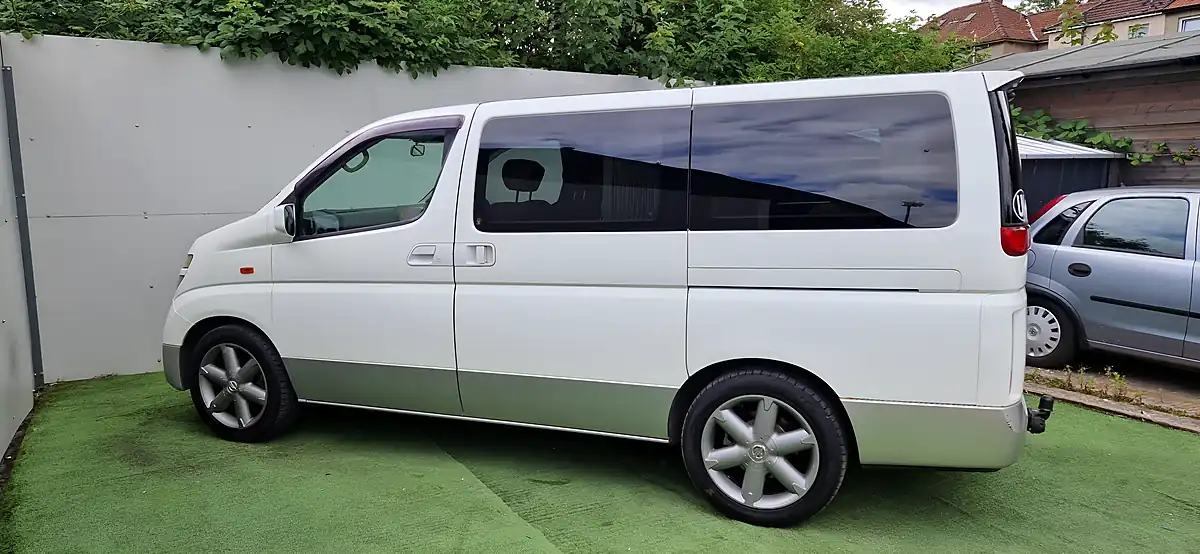 Used 2002 Nissan Elgrand White and Silver - Interior and Exterior details 4