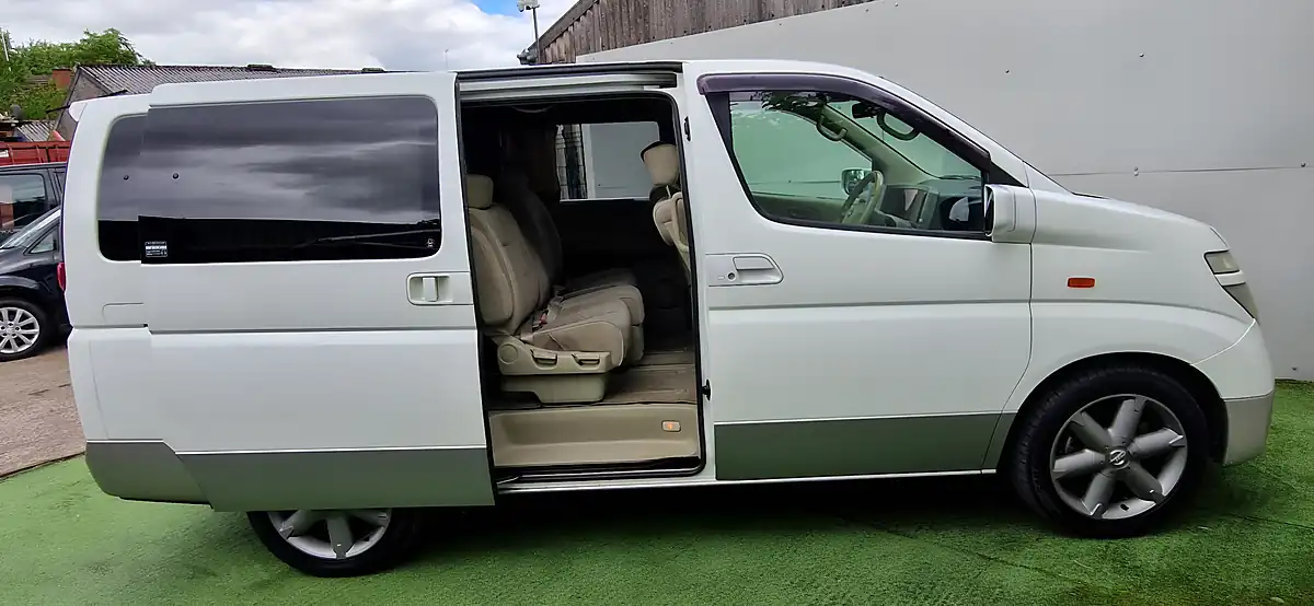 Used 2002 Nissan Elgrand White and Silver - Interior and Exterior details 5