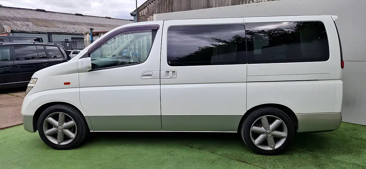 Used 2002 Nissan Elgrand White and Silver - Interior and Exterior details 8