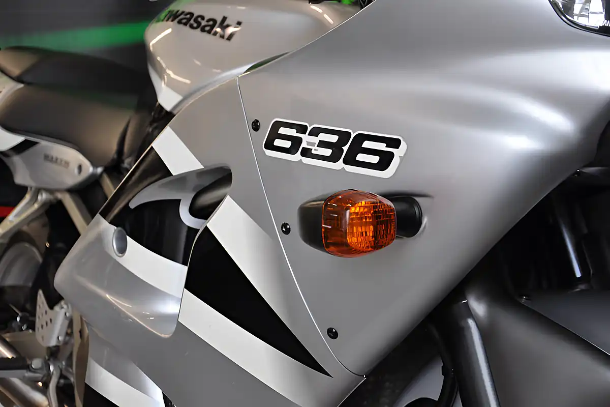 Used 2003 Kawasaki ZX636-R Silver - Interior and Exterior details 8