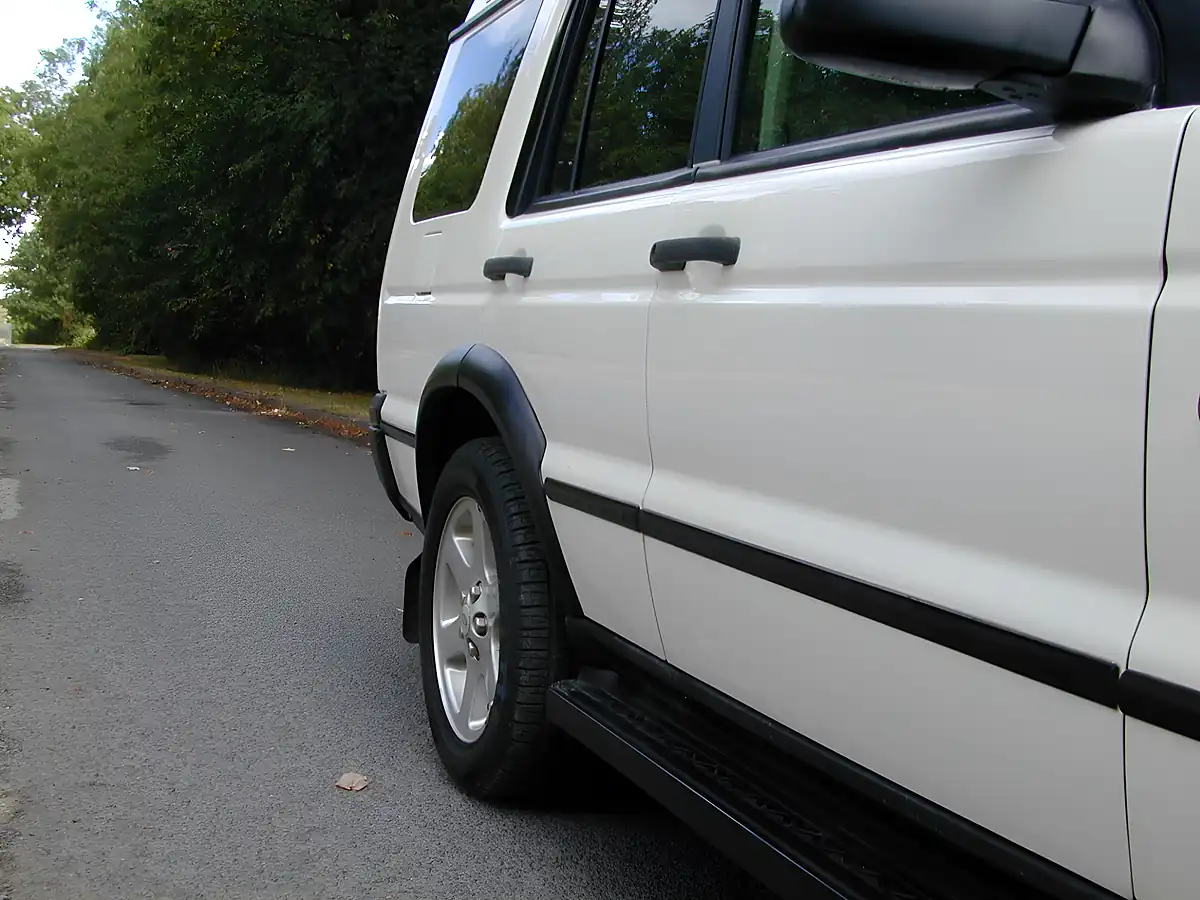 Used 2003 Land Rover Discovery Hse White - Interior and Exterior details 10
