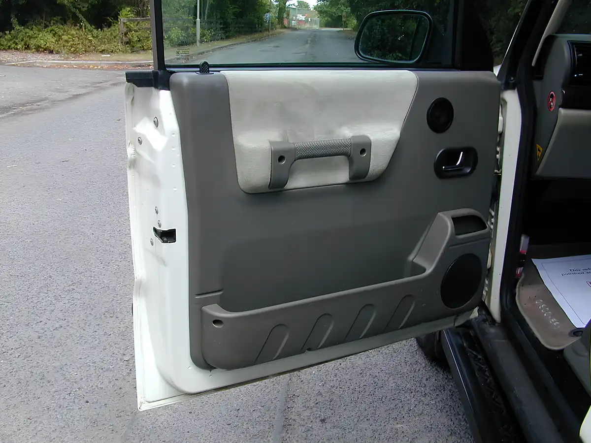 Used 2003 Land Rover Discovery Hse White - Interior and Exterior details 13